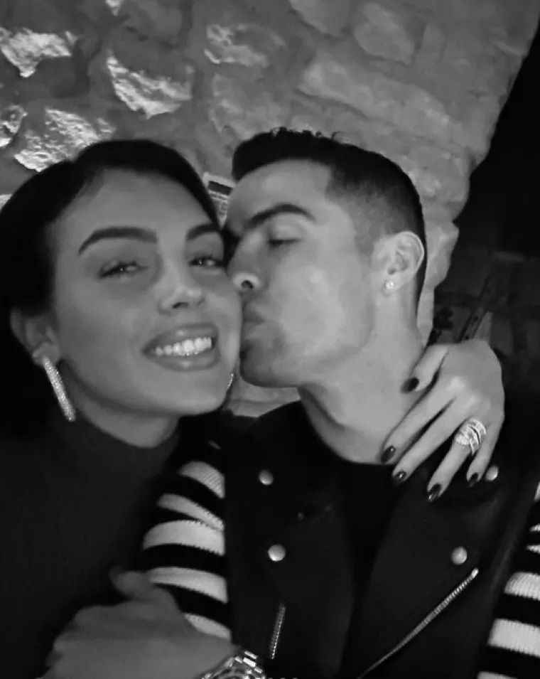 Kodeks odijevanja nalaže "skromnost i pristojnost", &scaron;to znači da je zabranjena pripijena i prozirna odjeća.  