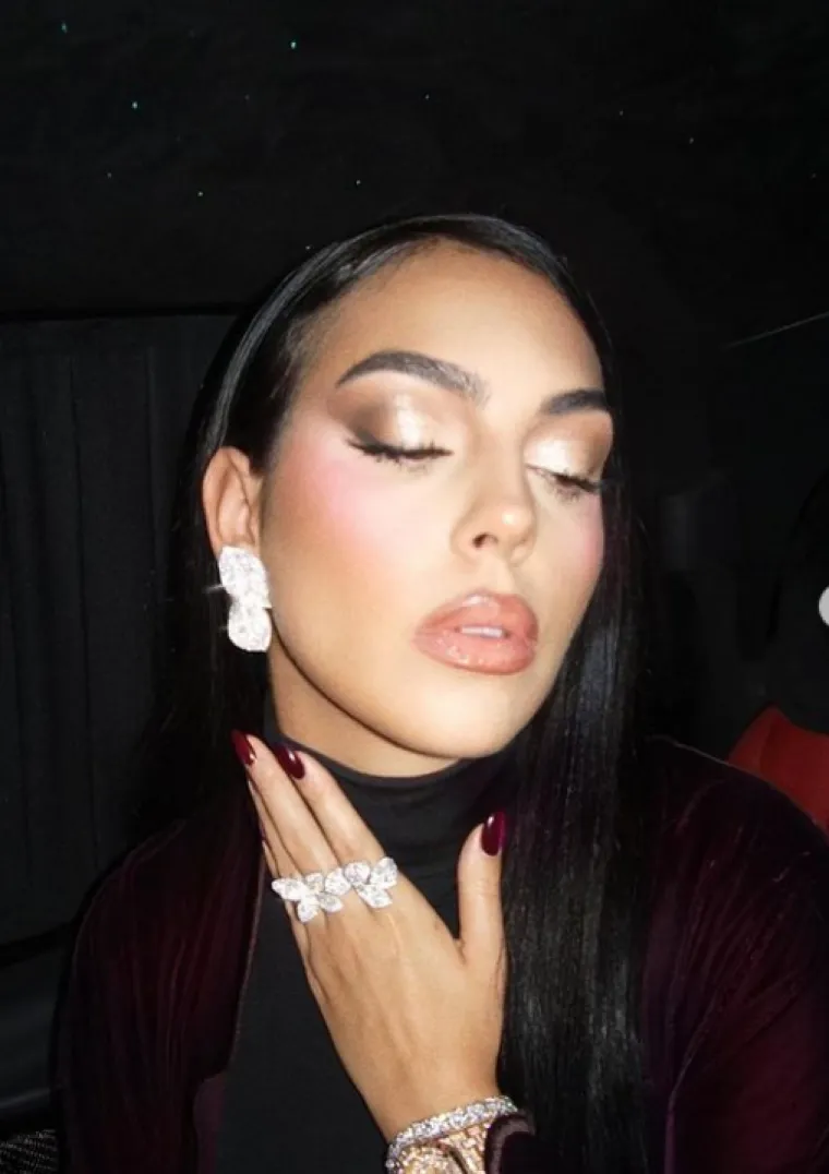 Razgovor i vrijeme koje provede družeći se s mu&scaron;karcem koji joj nije u rodu, je ograničeno.