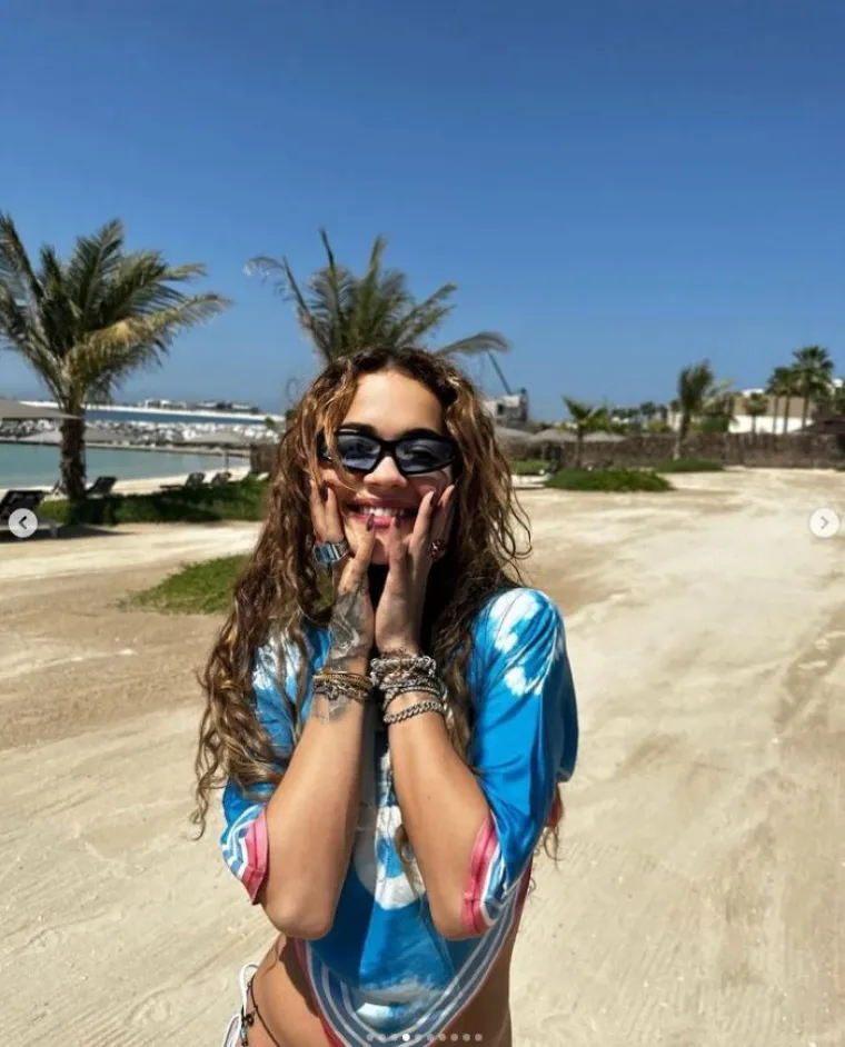Rita Ora se pohvalila isklesanim tijelom, ali obožavatejli su je obasuli kritikama: 'Vrati nam obline! Što to radiš od sebe?!'