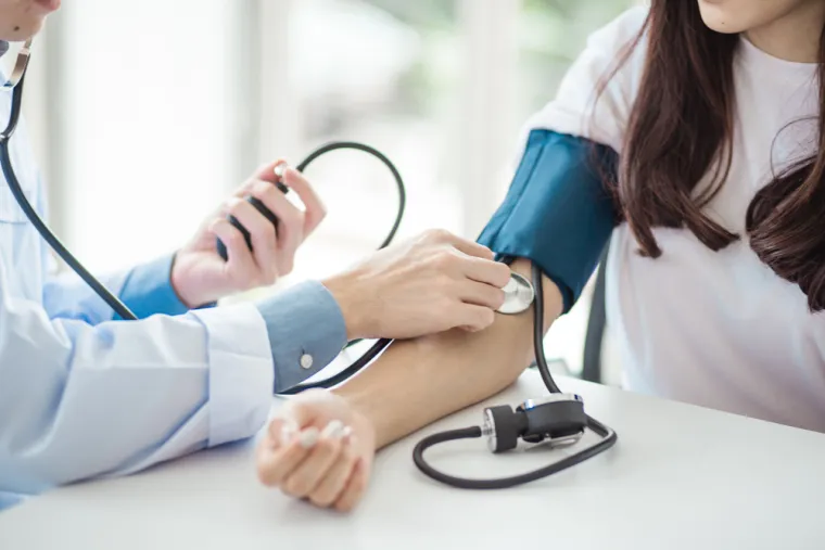 Tlak u arterijama može se povisiti na nekoliko načina. Srce može pumpati krv većom snagom i tako izbacivati veću količinu krvi svakim otkucajem. Druga mogućnost je da velike arterije mogu izgubiti svoju elastičnost i postati krute pa se ne šire dovoljno kada kroz njih srce izbacuje krv. Zbog toga se krv pri svakom srčanom otkucaju probija većom snagom i tada tlak raste.