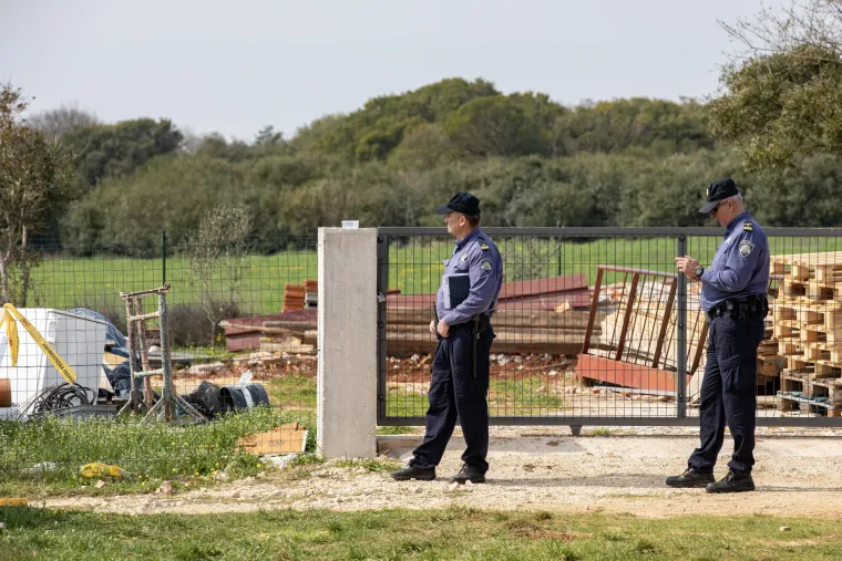 Bespravne građevine u Istri nestaju pod oblakom dima: Bageri nastavljaju mrviti obiteljske kuće
