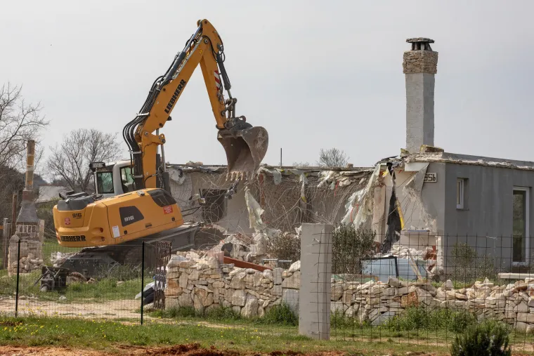 Bespravne građevine u Istri nestaju pod oblakom dima: Bageri nastavljaju mrviti obiteljske kuće