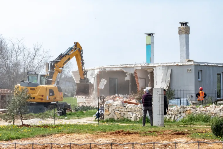 Bespravne građevine u Istri nestaju pod oblakom dima: Bageri nastavljaju mrviti obiteljske kuće