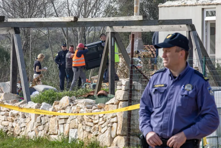 Bespravne građevine u Istri nestaju pod oblakom dima: Bageri nastavljaju mrviti obiteljske kuće