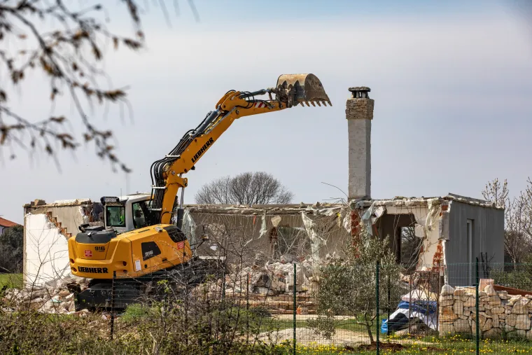 Bespravne građevine u Istri nestaju pod oblakom dima: Bageri nastavljaju mrviti obiteljske kuće