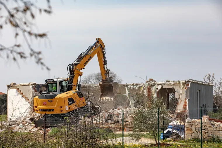 Bespravne građevine u Istri nestaju pod oblakom dima: Bageri nastavljaju mrviti obiteljske kuće