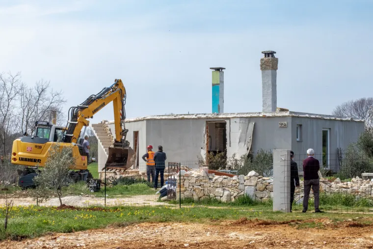 Bespravne građevine u Istri nestaju pod oblakom dima: Bageri nastavljaju mrviti obiteljske kuće