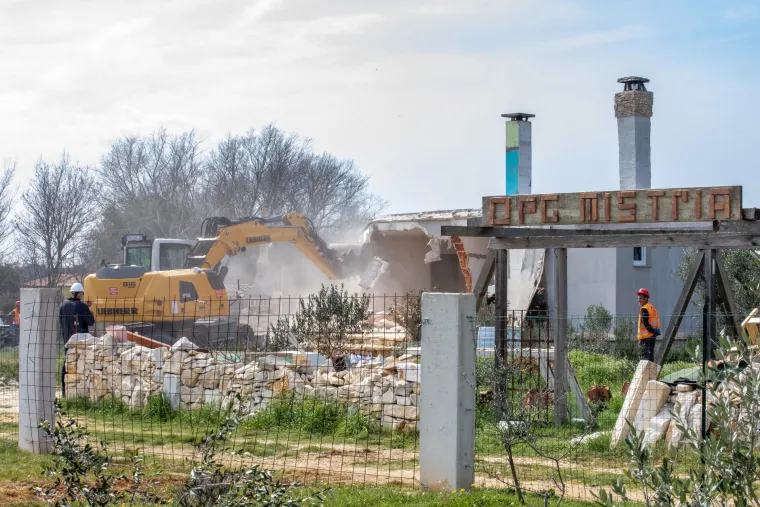 Bespravne građevine u Istri nestaju pod oblakom dima: Bageri nastavljaju mrviti obiteljske kuće