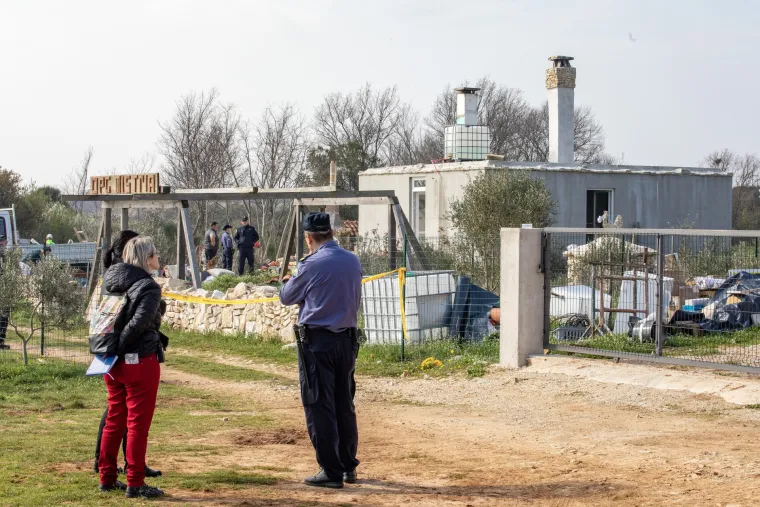 Bespravne građevine u Istri nestaju pod oblakom dima: Bageri nastavljaju mrviti obiteljske kuće