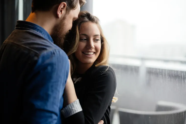 4. Dan: Uzbuđenje - Ali jo&scaron; uvijek nema intimnog čina: Istražite skalu uzbuđenja va&scaron;eg partnera. Ljubite je, milujte je, ližite je i radite &scaron;ta god mislite da je pali, ali ne dozvolite da doživi orgazam. Na toj skali od jedan do deset, ne dozvolite joj da pređe osam. Neka raste i pada između četiri i sedam. Nemoj imati seks. Nastavite s ovim tijekom narednih dana. Bit će to izazov jer će se svakim danom bez orgazma nivo uzbuđenja povećavati - za oboje. Možete joj slati tekstualne poruke tijekom cijelog dana podsjećajući je na noć ranije. Također, pitajte je &scaron;ta bi željela da napravite za nju kada dođete kući. Pustite je da iskoristi svoju ma&scaron;tu i dajte joj do znanja da ste tu da joj ugodite na svaki način. I nemojte se iznenaditi ako dođe kući pomalo frustrirana, samo se pobrinite da je utje&scaron;ite i ohrabrite da bude strpljiva.