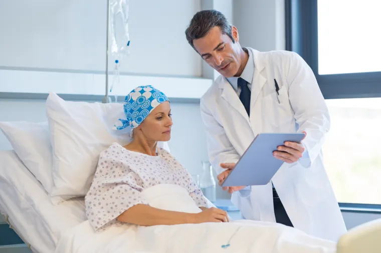 Istina: Prema nekim istraživanjima, više od 80 posto oboljelih od karcinoma, pored službenih lijekova koje im propisuje liječnik, koristi razne metode i preparate iz alternativne medicine, ali to ne govore svom liječniku, što je pogrešno.