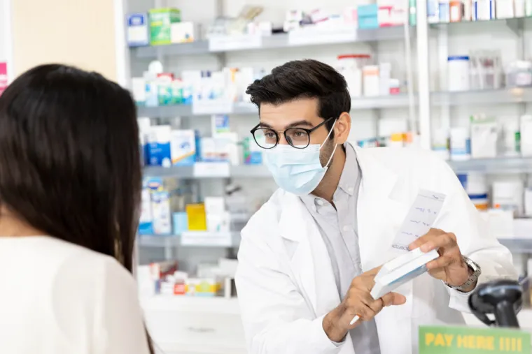5. Farmaceuti namjerno kriju lijek: Farmaceutske kompanije imaju veći interes dobivati novac od postojećih lijekova za karcinom nego proizvesti lijek koji bi konačno pobijedio karcinom. Istina: Da farmaceutska industrija ima lijek za karcinom, to bi joj donosilo veći profit nego što sada zarađuje od svih poznatih lijekova. Zbog toga nije logično da se takav lijek, ako postoji, krije.