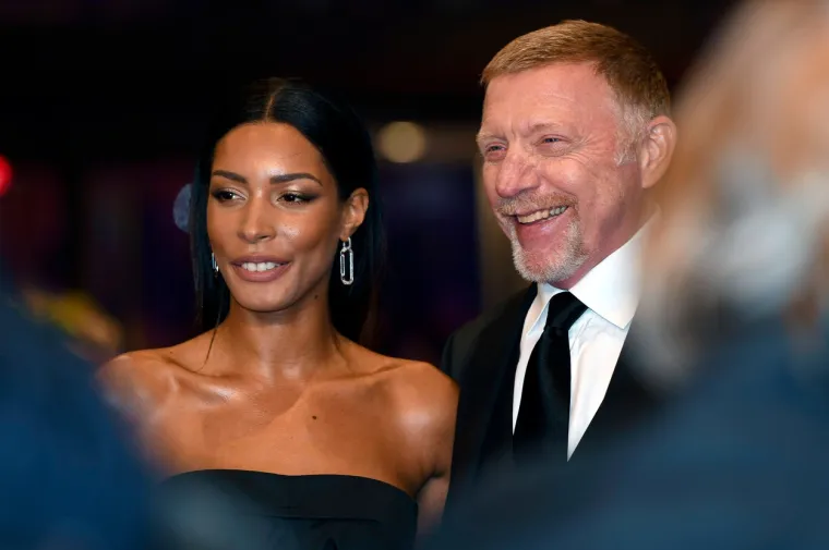 Grca u dugovima no pored ovakve ljepotice sve je lakše: Teniska legenda ne skida ruke sa svoje 20 godina mlađe djevojke