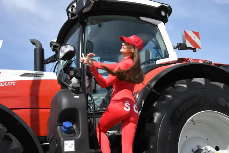 Ovo je hostesa Ivana: Podigla je temperaturu na Proljetnom sajmu u Gudovcu