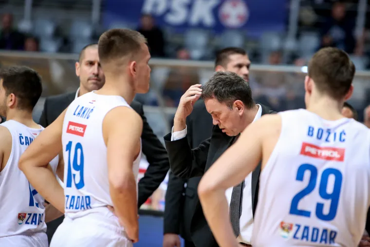 Pogledajte kaotične scene iz Zadra: Navijači se sukobili s redarima, u glavu pogođen domaći trener