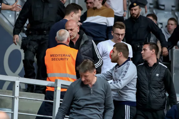 Pogledajte kaotične scene iz Zadra: Navijači se sukobili s redarima, u glavu pogođen domaći trener