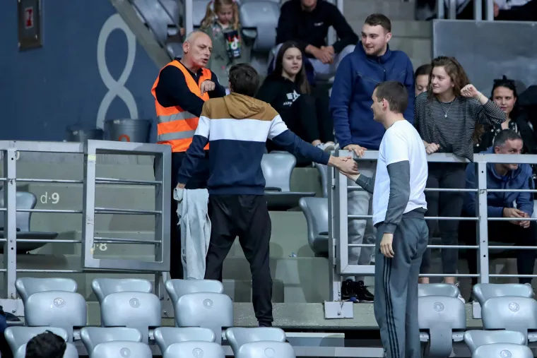 Pogledajte kaotične scene iz Zadra: Navijači se sukobili s redarima, u glavu pogođen domaći trener