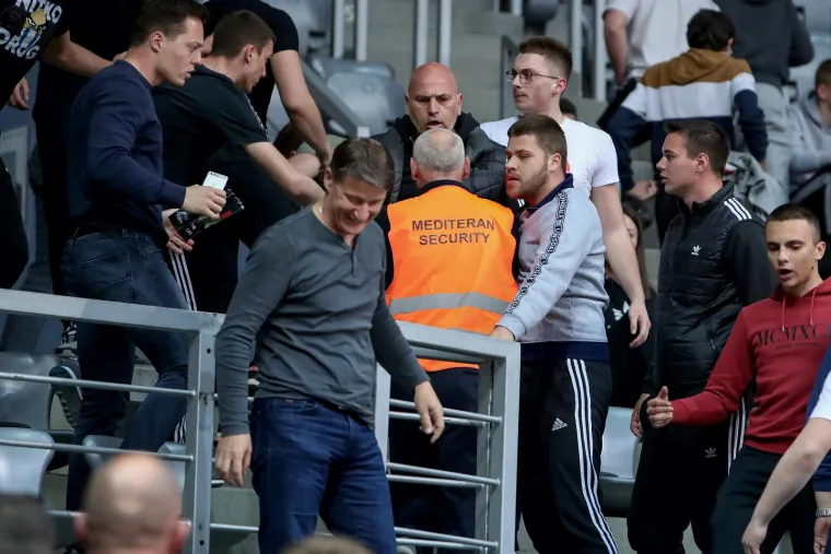 Pogledajte kaotične scene iz Zadra: Navijači se sukobili s redarima, u glavu pogođen domaći trener