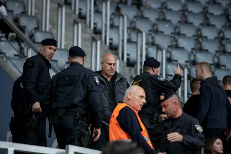 Pogledajte kaotične scene iz Zadra: Navijači se sukobili s redarima, u glavu pogođen domaći trener