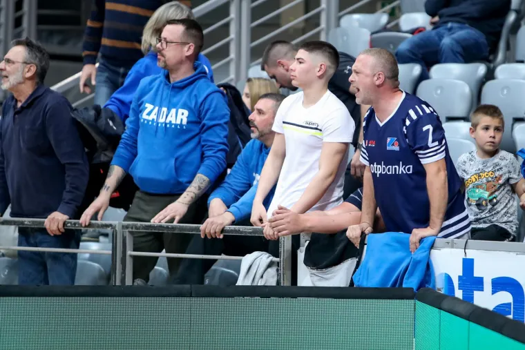 Pogledajte kaotične scene iz Zadra: Navijači se sukobili s redarima, u glavu pogođen domaći trener