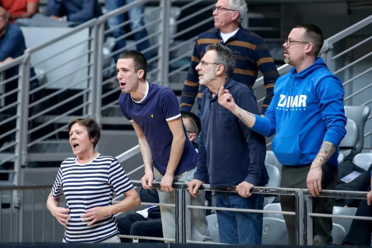 Pogledajte kaotične scene iz Zadra: Navijači se sukobili s redarima, u glavu pogođen domaći trener