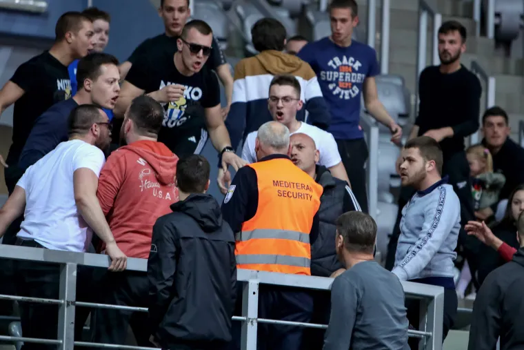 Ružne scene u Zadru: Domaći trener pogođen u glavu, policija ispraznila dvoranu