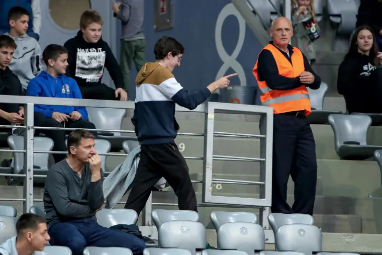 Ružne scene u Zadru: Domaći trener pogođen u glavu, policija ispraznila dvoranu
