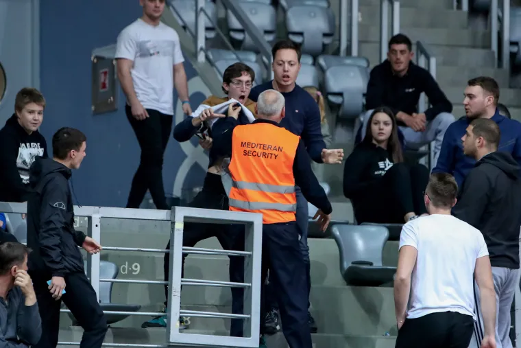 Ružne scene u Zadru: Domaći trener pogođen u glavu, policija ispraznila dvoranu