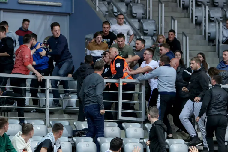 Ružne scene u Zadru: Domaći trener pogođen u glavu, policija ispraznila dvoranu