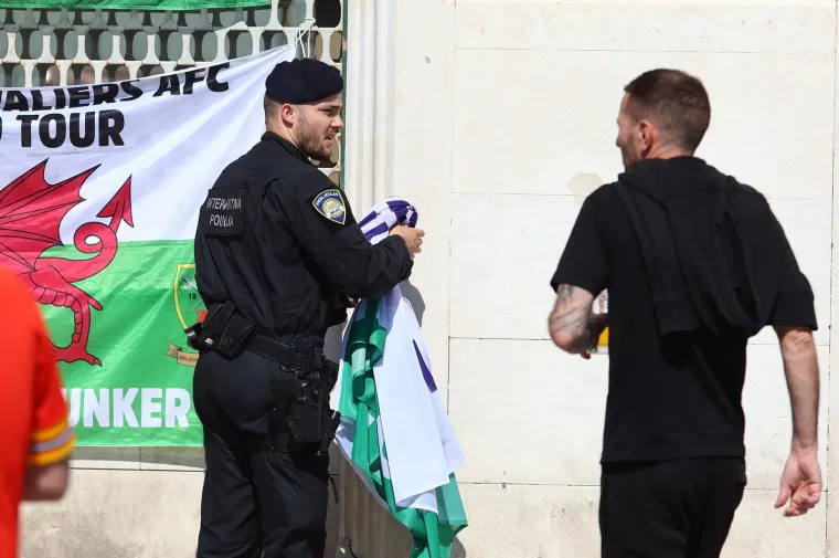 Interventna policija reagirala u centru Splita: Navijači vješali zastave Walesa na zgrade