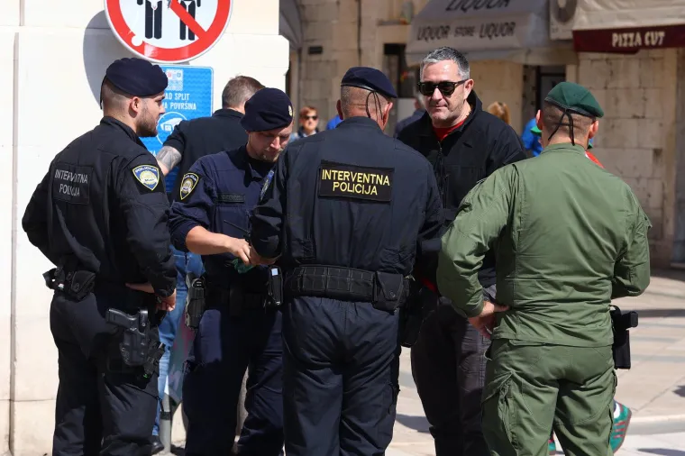 Interventna policija reagirala u centru Splita: Navijači vje&scaron;ali zastave Walesa na zgrade