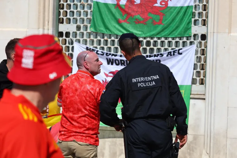 Interventna policija reagirala u centru Splita: Navijači vje&scaron;ali zastave Walesa na zgrade