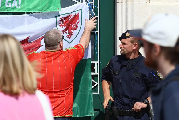 Velšani se zaigrali, policija ih natjerala da skinu zastave: Povješali su ih na mjesto gdje nikako nisu smjeli