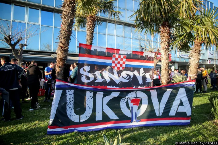 Atmosfera uoči prve utakmice Hrvatske ove godine: Na rivi je pravo 'smetlište', ulice su pune limenki