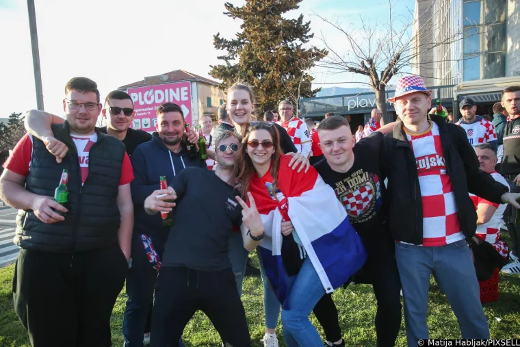 Atmosfera uoči prve utakmice Hrvatske ove godine: Na rivi je pravo 'smetlište', ulice su pune limenki