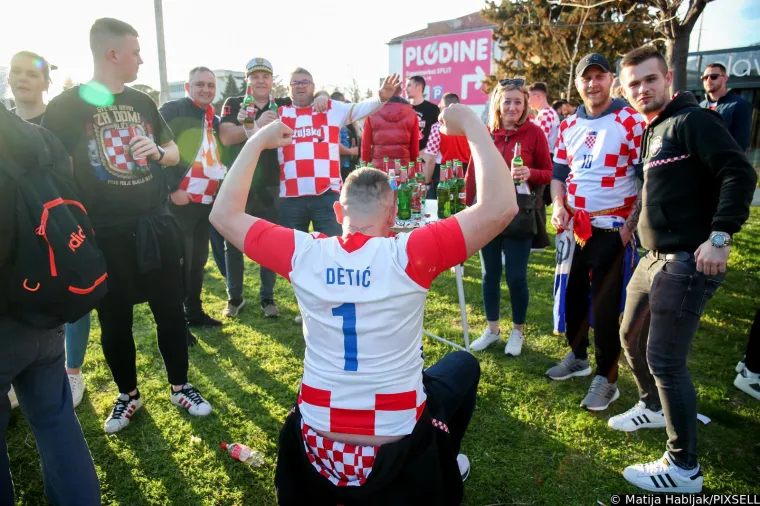 Atmosfera uoči prve utakmice Hrvatske ove godine: Na rivi je pravo 'smetli&scaron;te', ulice su pune limenki