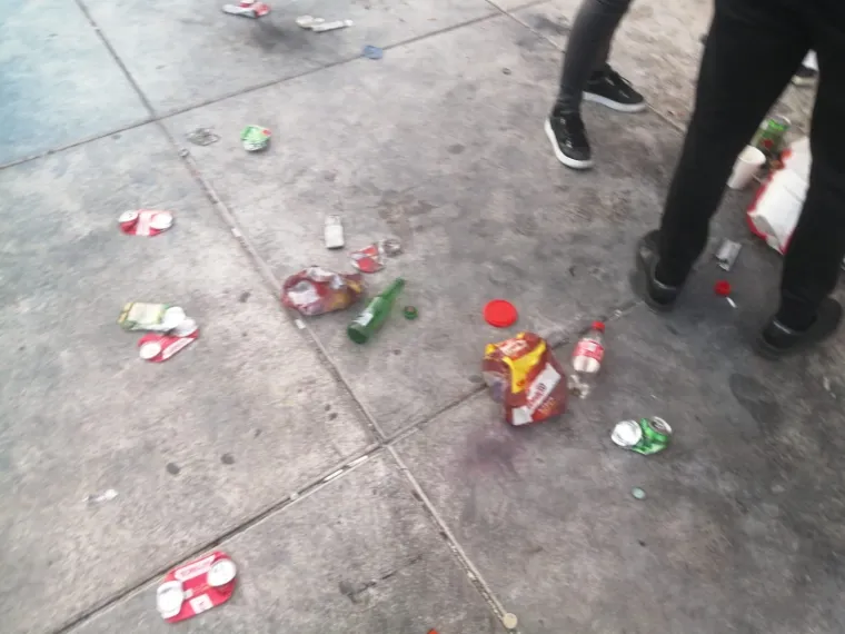 Atmosfera uoči prve utakmice Hrvatske ove godine: Na rivi je pravo 'smetli&scaron;te', ulice su pune limenki