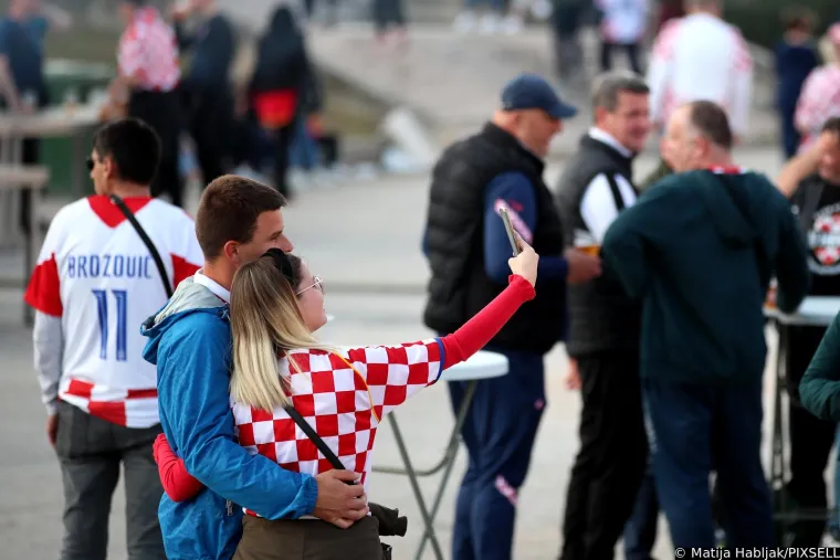 Atmosfera uoči prve utakmice Hrvatske ove godine: Na rivi je pravo 'smetli&scaron;te', ulice su pune limenki