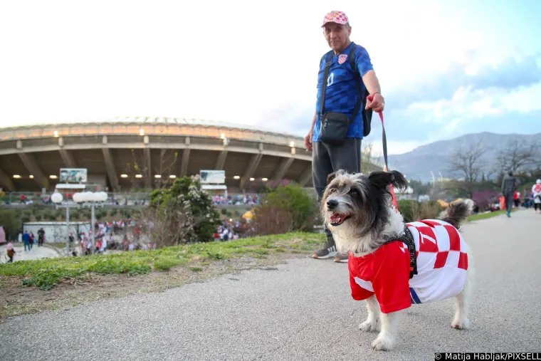 Atmosfera uoči prve utakmice Hrvatske ove godine: Na rivi je pravo 'smetli&scaron;te', ulice su pune limenki