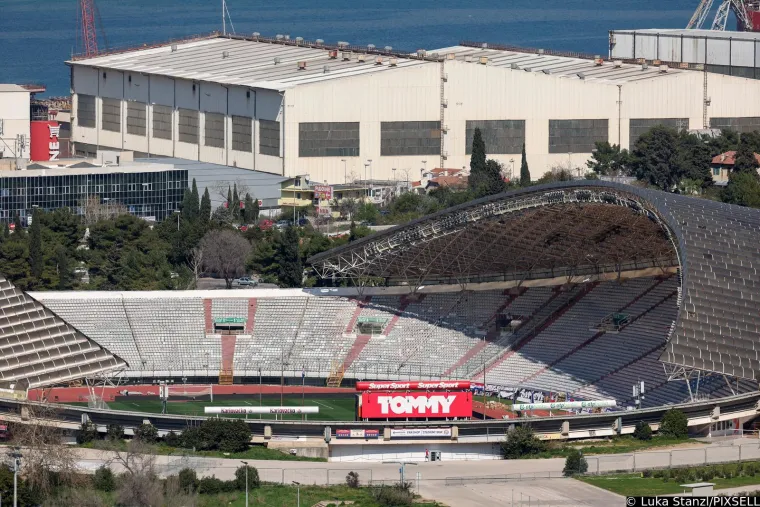 Atmosfera uoči prve utakmice Hrvatske ove godine: Na rivi je pravo 'smetli&scaron;te', ulice su pune limenki