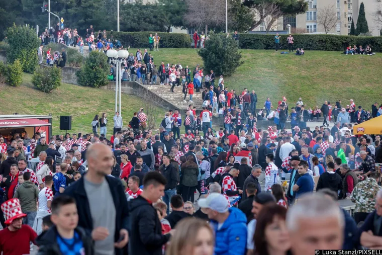 Atmosfera uoči prve utakmice Hrvatske ove godine: Na rivi je pravo 'smetlište', ulice su pune limenki