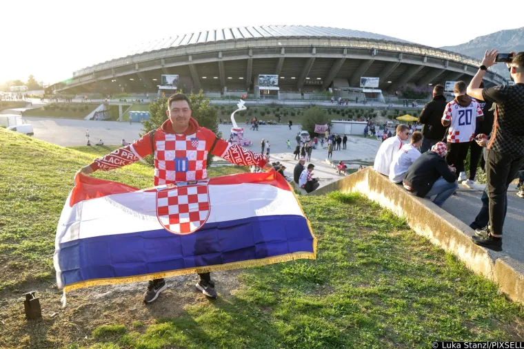 Atmosfera uoči prve utakmice Hrvatske ove godine: Na rivi je pravo 'smetlište', ulice su pune limenki
