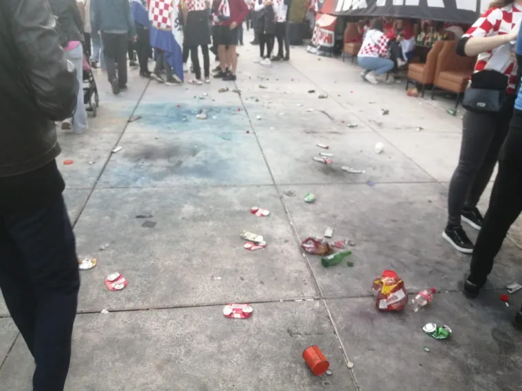 Atmosfera uoči prve utakmice Hrvatske ove godine: Na rivi je pravo 'smetlište', ulice su pune limenki