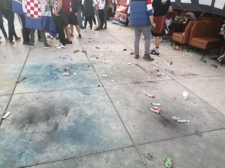 Atmosfera uoči prve utakmice Hrvatske ove godine: Na rivi je pravo 'smetlište', ulice su pune limenki