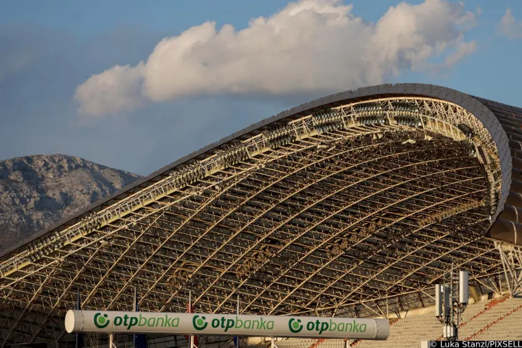 Atmosfera uoči prve utakmice Hrvatske ove godine: Na rivi je pravo 'smetli&scaron;te', ulice su pune limenki