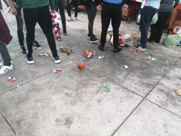 Atmosfera uoči prve utakmice Hrvatske ove godine: Na rivi je pravo 'smetli&scaron;te', ulice su pune limenki