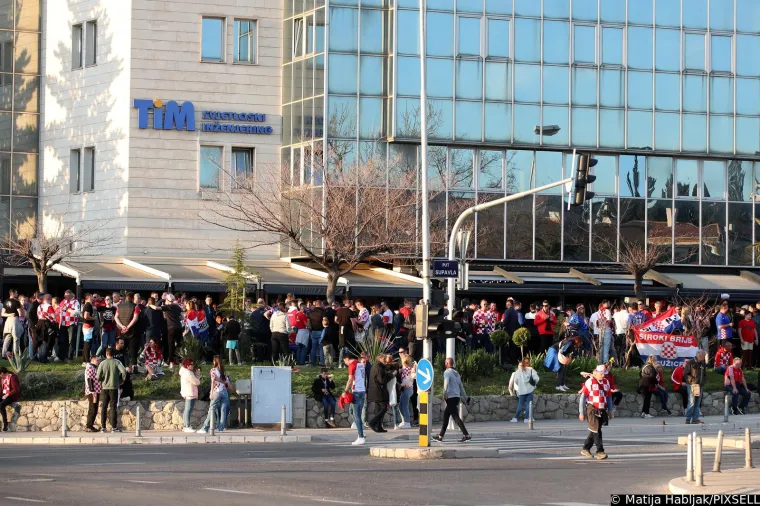 Atmosfera uoči prve utakmice Hrvatske ove godine: Na rivi je pravo 'smetli&scaron;te', ulice su pune limenki