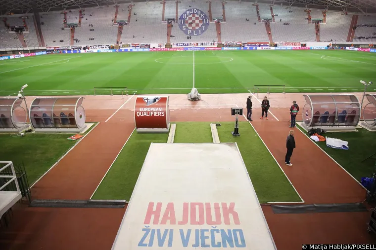 Hrvatski navijači razvili iznimno dugačku zastavu: Mlade dame su već na Poljudu