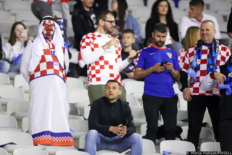 Hrvatski navijači razvili iznimno dugačku zastavu: Mlade dame su već na Poljudu