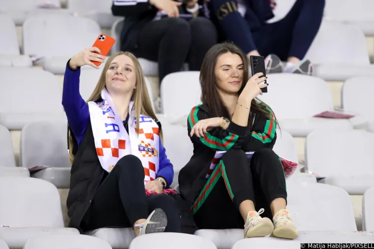 Hrvatski navijači razvili iznimno dugačku zastavu: Mlade dame su već na Poljudu